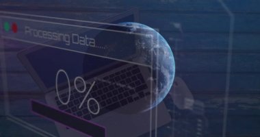 Tahta yüzeydeki bilgisayar ve fare ile veri işleme arayüzünün animasyonu. Bilgisayar arayüzü ve iş teknolojisi kavramı