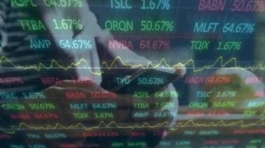 İnsanoğlunun orta kesiminde akıllı telefon kullanarak borsa veri işleme animasyonu. Küresel ekonomi ve iş teknolojisi kavramı
