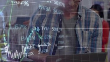 Teslimatçı ve minibüs üzerinden finansal veri işleme animasyonu. Küresel işletme, veri işleme ve dijital arayüz kavramını dijital olarak oluşturulan video bağlantıları finanse eder.