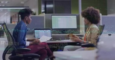 Ofiste tartışan iki farklı kadın için numaraların değiştirilmesi ve veri işleme animasyonu. İş veri teknolojisi kavramı