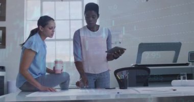 Ofiste bir plan üzerinde tartışan iki farklı kadının veri işleme animasyonu. İş veri teknolojisi kavramı