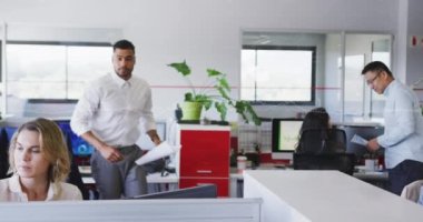 Ofisteki çeşitli iş adamları üzerinde veri işleme animasyonu. küresel iş, finans ve dijital arayüz kavramı dijital olarak oluşturulmuş video.