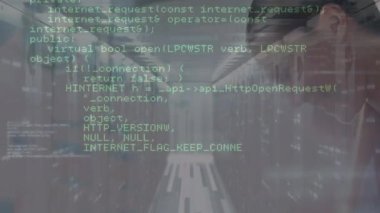 Beyaz kadının bilgisayar sunucu odasına karşı akıllı telefon kullanarak veri işleme animasyonu. Küresel ağ ve iş veri depolama teknolojisi kavramı