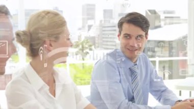 Ofiste toplanan çeşitli iş adamlarının finansal veri işleme animasyonları. Küresel iş, finans ve dijital arayüz kavramı dijital olarak oluşturulmuş video.