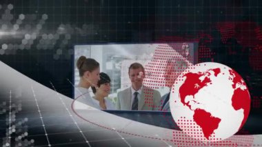 Ekrandaki iş adamları üzerinde küresel ve veri işleme animasyonu. Küresel hesaplama, finans, iş ve veri işleme kavramı dijital olarak oluşturulmuş video.