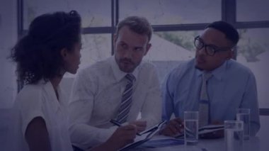 Ofisteki çeşitli iş adamları üzerinde bağlantı ve veri işleme animasyonları. Küresel iş, finans, bilgisayar ve veri işleme kavramı dijital olarak oluşturulmuş video.