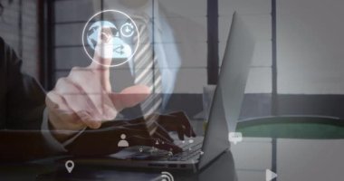 VR kulaklık takan beyaz adamın üzerindeki simgelerle bağlantı ağının bileşimi. Küresel ağlar veri işleme ve dijital arayüz konseptini dijital olarak oluşturulmuş video bağlantıları.