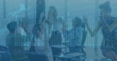 İş adamlarının ofiste beşlik çakması üzerine finansal veri işleme animasyonu. Küresel hesaplama, finans, iş ve veri işleme kavramı dijital olarak oluşturulmuş video.