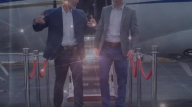 Havaalanındaki çeşitli iş adamlarıyla olan bağlantıların animasyonu. Küresel iş, bağlantılar ve dijital arayüz kavramı dijital olarak oluşturulmuş video.