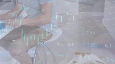 Kafkas iş adamının dizüstü bilgisayarla veri işleme animasyonu. Küresel iş, finans ve dijital arayüz kavramı dijital olarak oluşturulmuş video.