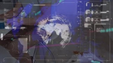 Bilgisayar kullanan beyaz iş adamının veri işleme ve küresinin animasyonu. Küresel iş, finans ve dijital arayüz kavramı dijital olarak oluşturulmuş video.