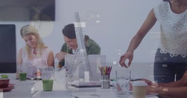 Ofiste çalışan iş adamları üzerinde veri işleme animasyonu. Küresel hesaplama, finans, iş ve veri işleme kavramı dijital olarak oluşturulmuş video.