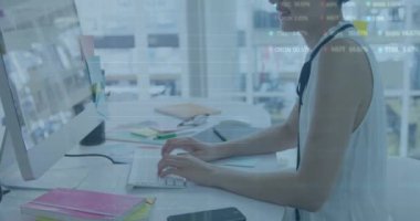 Bilgisayar kullanan bir iş kadınının finansal veri işleme animasyonu. Küresel iş, finans, bilgisayar ve veri işleme kavramı dijital olarak oluşturulmuş video.