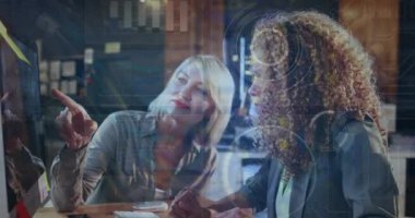 Ofisteki bilgisayarda çalışan bir kadın..