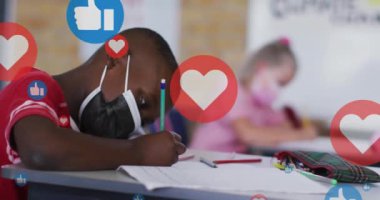 Sosyal medya simgelerinin sınıftaki okul çocukları üzerinde canlandırılması. Küresel eğitim, bilgisayar ve veri işleme kavramı dijital olarak oluşturulmuş video.