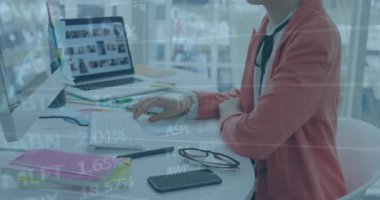 Bilgisayar kullanan bir iş kadınının finansal veri işleme animasyonu. Küresel iş, finans, bilgisayar ve veri işleme kavramı dijital olarak oluşturulmuş video.