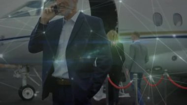 Havaalanındaki çeşitli iş adamlarıyla olan bağlantıların animasyonu. Küresel iş, bağlantılar ve dijital arayüz kavramı dijital olarak oluşturulmuş video.