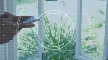 Animasyon veri işleme dürbünü ile çift ırklı adamın akıllı telefon kullanarak taranması. Küresel teknoloji, bilgisayar ve dijital arayüz kavramı dijital olarak oluşturulmuş video.