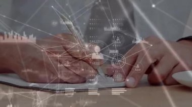 İş adamı yazıları üzerindeki bağlantıların ve veri işlemenin animasyonu. Dijital olarak oluşturulmuş küresel bağlantılar, iş, bilgisayar ve veri işleme kavramı.