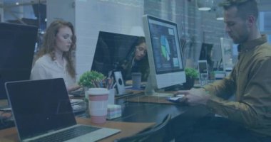 Ofisteki çeşitli iş adamları üzerinde finansal veri işleme animasyonu. Küresel iş, finans, bilgisayar ve veri işleme kavramı dijital olarak oluşturulmuş video.