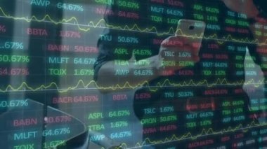 Akıllı telefon kullanan bir adamın orta bölümündeki borsa veri işlemesinin animasyonu. Küresel ekonomi ve iş teknolojisi kavramı