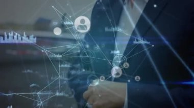 Havaalanındaki Kafkasyalı işadamı üzerinden bağlantı ağının animasyonu. Küresel iş, bağlantılar ve dijital arayüz kavramı dijital olarak oluşturulmuş video.