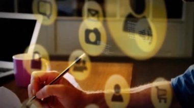 Kafkas iş adamının üzerindeki simgelerin canlandırılması. Küresel iş, finans ve dijital arayüz kavramı dijital olarak oluşturulmuş video.