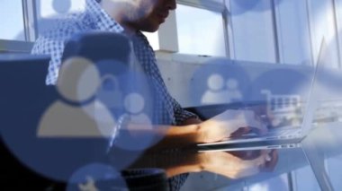 Kafkas iş adamının üzerindeki simgelerin canlandırılması. Küresel iş, finans ve dijital arayüz kavramı dijital olarak oluşturulmuş video.