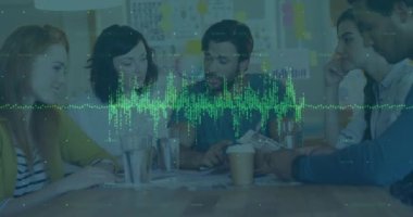 Ofiste çalışan iş adamları üzerinde finansal veri işleme animasyonu. Küresel hesaplama, finans, iş ve veri işleme kavramı dijital olarak oluşturulmuş video.