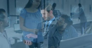 Ofiste çalışan iş adamları üzerinde dürbün ve veri işleme animasyonu. Küresel hesaplama, finans, iş ve veri işleme kavramı dijital olarak oluşturulmuş video.