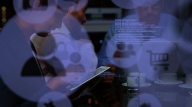 Çeşitli iş adamları üzerinde simgelerin canlandırılması. Küresel iş, finans ve dijital arayüz kavramı dijital olarak oluşturulmuş video.