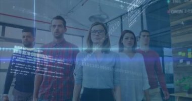 Ofiste çalışan iş adamları üzerinde finansal veri işleme animasyonu. Küresel iş bağlantıları dijital arayüz ve teknoloji konsepti dijital olarak oluşturulmuş video.