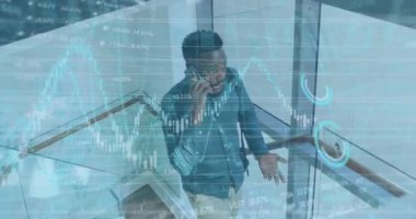 Akıllı telefon kullanan Afro-Amerikan iş adamı üzerinden finansal veri işleme animasyonu. Küresel iş, finans ve dijital arayüz kavramı dijital olarak oluşturulmuş video.