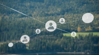 Profil simgelerinden oluşan bir ağın canlandırılması ormanlı havadan manzaraya karşı. Küresel ağ ve iş teknolojisi kavramı