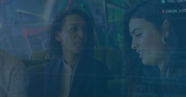 Ofiste çalışan iş adamları üzerinde finansal veri işleme animasyonu. Küresel hesaplama, finans, iş ve veri işleme kavramı dijital olarak oluşturulmuş video.