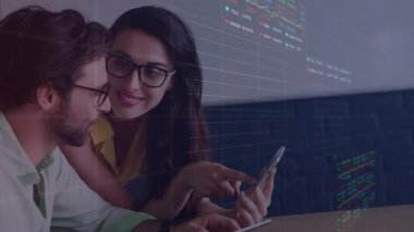 Ofiste çalışan iş adamları üzerinde finansal veri işleme animasyonu. Küresel iş, finans, bilgisayar ve veri işleme kavramı dijital olarak oluşturulmuş video.