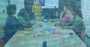 Ofisteki çeşitli iş adamları üzerinde veri işleme animasyonu. Küresel iş ve dijital arayüz kavramı dijital olarak oluşturulmuş video.