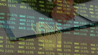 Finansal veri işleme sistemindeki kadın hisseleri kompozisyonu ile karşılaştırılıyor. Küresel bağlantılar veri işleme ve dijital arayüz konsepti dijital olarak oluşturulmuş video.