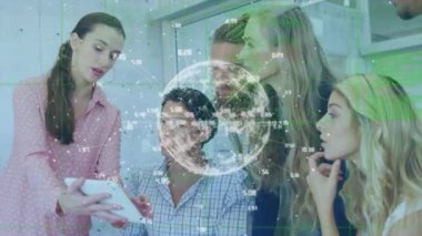 Ofisteki mutlu iş adamlarının üzerinde veri işleme ve küre animasyonları. Küresel iş ve dijital arayüz kavramı dijital olarak oluşturulmuş video.