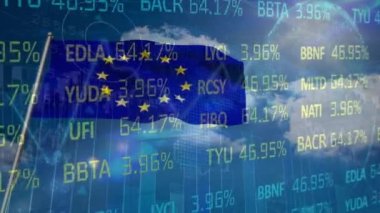 Borsa veri işleme animasyonu ve mavi gökyüzündeki bulutlara karşı bayrak sallayan dünya. Küresel ekonomi ve iş teknolojisi kavramı