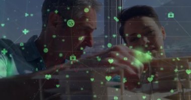 Çeşitli erkek ve kadın mühendislerin bir model üzerinde tartışmaları üzerine dijital simge ağının animasyonu. İş verileri ve mimari mühendislik teknolojisi kavramı