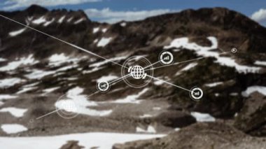 Kar üzerinde mavi gökyüzüne karşı dağları kaplayan profil simgelerinden oluşan bir ağ animasyonu. Küresel ağ ve iş teknolojisi kavramı