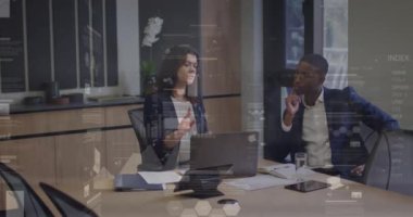 Ofiste çalışan çeşitli iş adamları üzerinde finansal veri işleme animasyonu. Küresel iş, finans, bilgisayar ve veri işleme kavramı dijital olarak oluşturulmuş video.