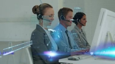 Telefon kulaklığı kullanarak iş adamlarından veri işleme animasyonu. Küresel hesaplama, finans, iş ve veri işleme kavramı dijital olarak oluşturulmuş video.