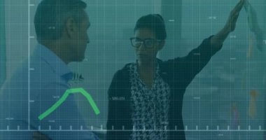 Ofiste çalışan iş adamları üzerinde yeşil çizgili finansal veri işleme animasyonu. Küresel hesaplama, finans, iş ve veri işleme kavramı dijital olarak oluşturulmuş video.