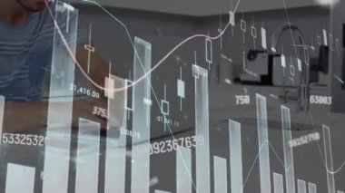 Dizüstü bilgisayar kullanan beyaz adamın üzerinde rakamların ve istatistiksel veri işleme animasyonu. İş veri teknolojisi kavramı