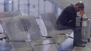 Havaalanındaki beyaz iş adamının veri işleme ve küresinin animasyonu. Küresel iş, finans ve dijital arayüz kavramı dijital olarak oluşturulmuş video.