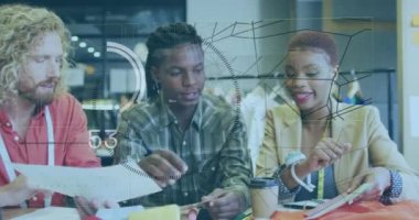 Ofiste çalışan iş adamları üzerinde veri işleme animasyonu. Küresel hesaplama, finans, iş ve veri işleme kavramı dijital olarak oluşturulmuş video.