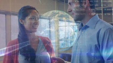 Ofiste çalışan çeşitli iş adamlarının veri işleme ve küresinin animasyonu. Küresel iş, finans ve dijital arayüz kavramı dijital olarak oluşturulmuş video.