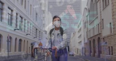 Bisiklet yürüyüşlü yüz maskesi takan Asyalı kadın hakkında borsa veri işleme animasyonu. Küresel ekonomi ve iş teknolojisi kavramı